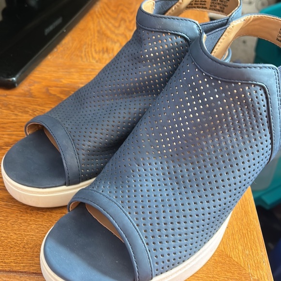 Cute, comfortable dress shoes - Picture 2 of 4